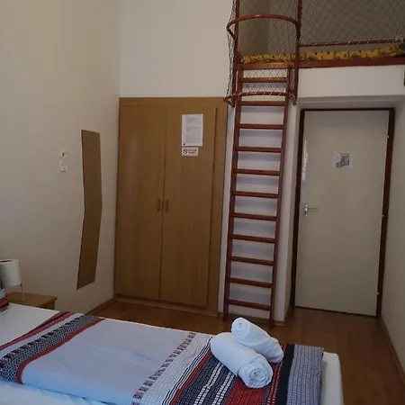 Parton & Bowling Hotel *