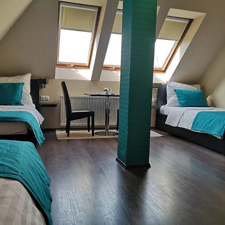 Parton & Bowling Hotel *