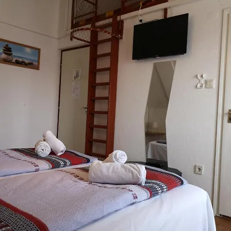 Parton & Bowling Hotel *