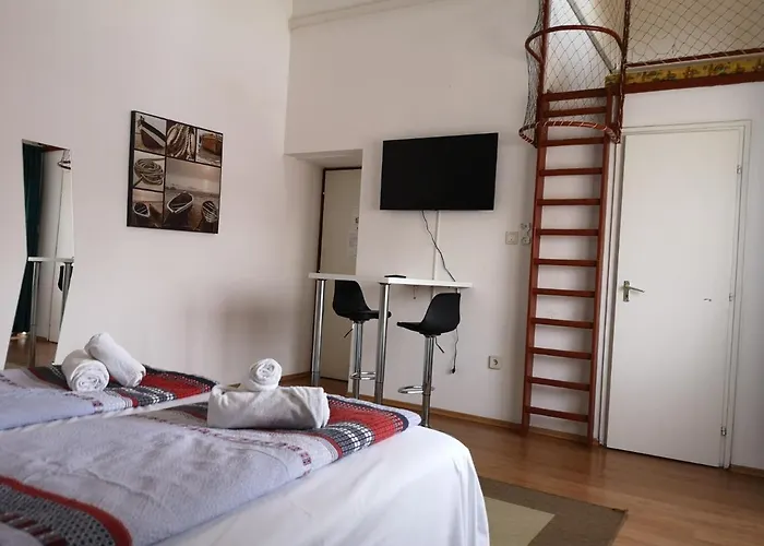 Parton & Bowling Hotel *