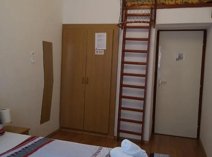 Parton & Bowling Hotel *